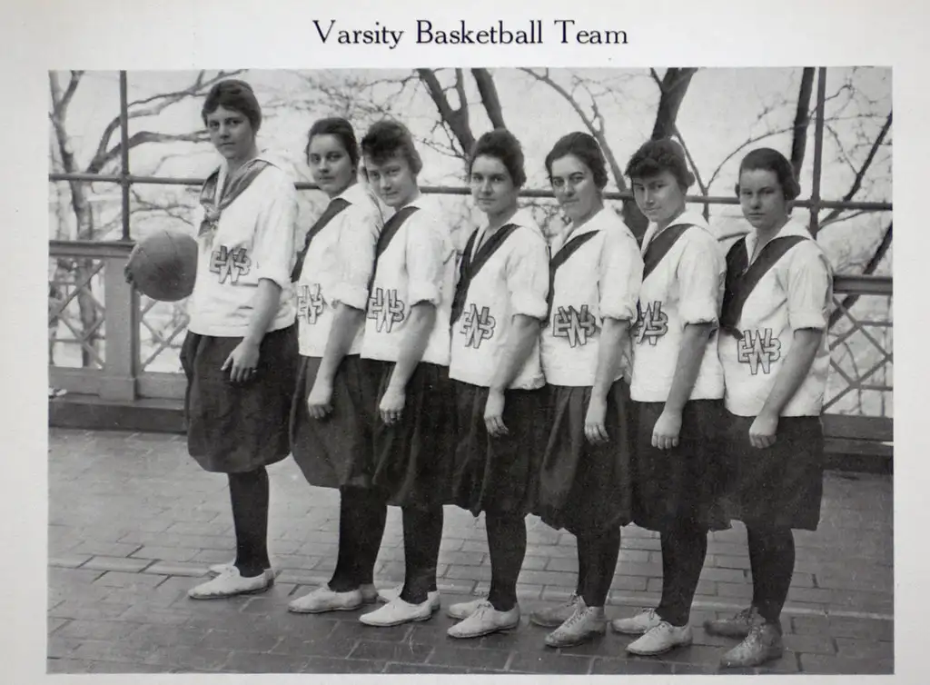 An outdoor photo of a Ward Belmont women's basketball team.