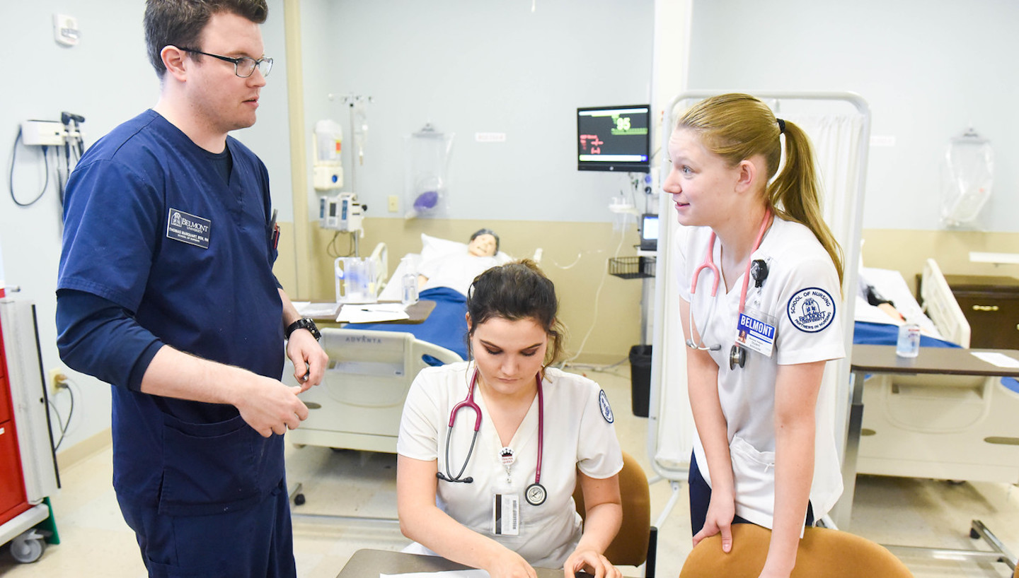 Nursing Students collaborate in the simulation lab