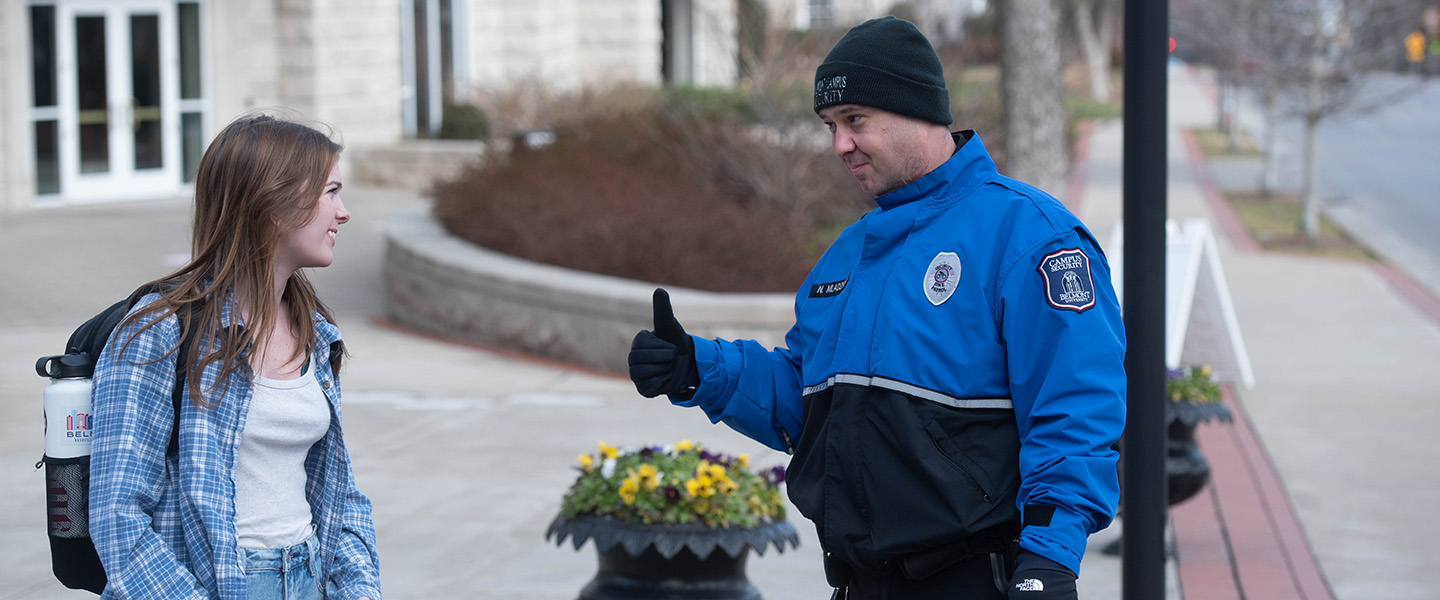 Belmont security Officer giving a thumbs up to student walking back from lunch 