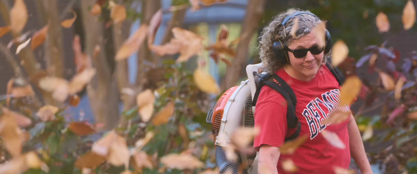 grounds team cleaning leaves on Belmont campus in the fall