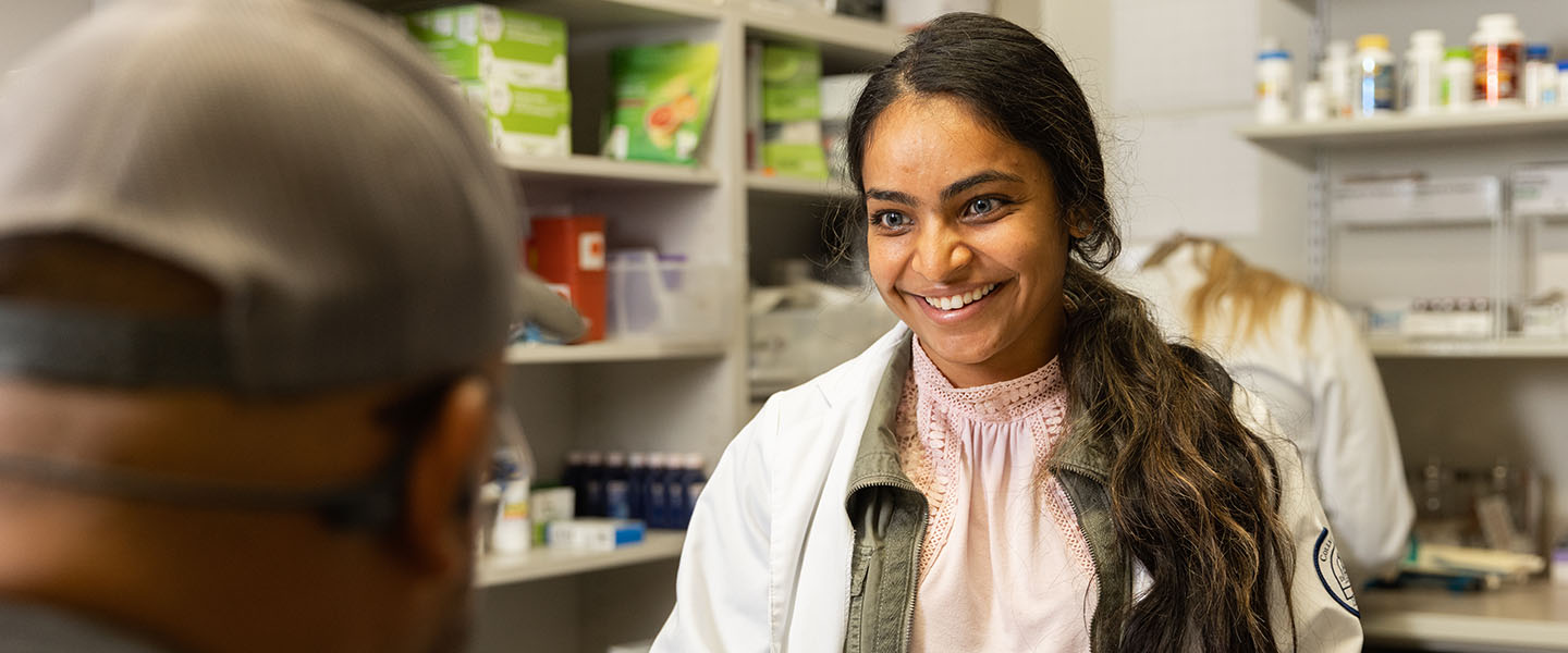 A medical student talks with a patient with a smile