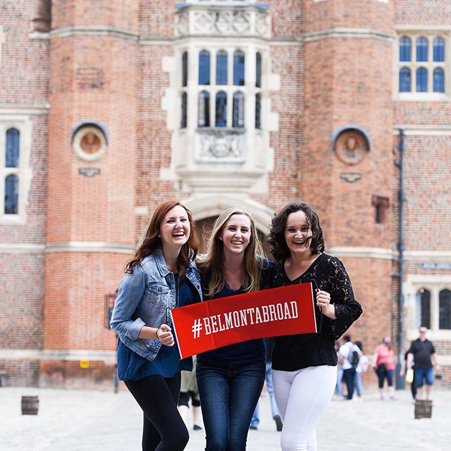 Student in London holding a #BelmontAbroad sign