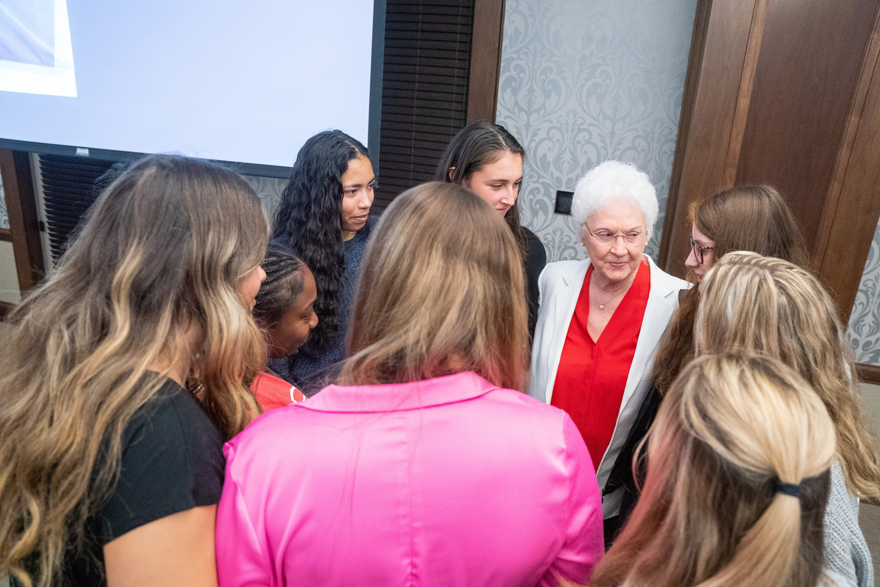 Belmont Women’s Basketball pioneer Betty Wiseman was the 2022 recipient of the “An Honorable Life” award from Belmont’s Honors Program. The dinner and awards ceremony, held Oct. 10 at Belmont, stems from a course with the same name, an interdisciplinary seminar for first-year Honors Program students. The course looks at the question, “What does it mean to live an honorable life?”  