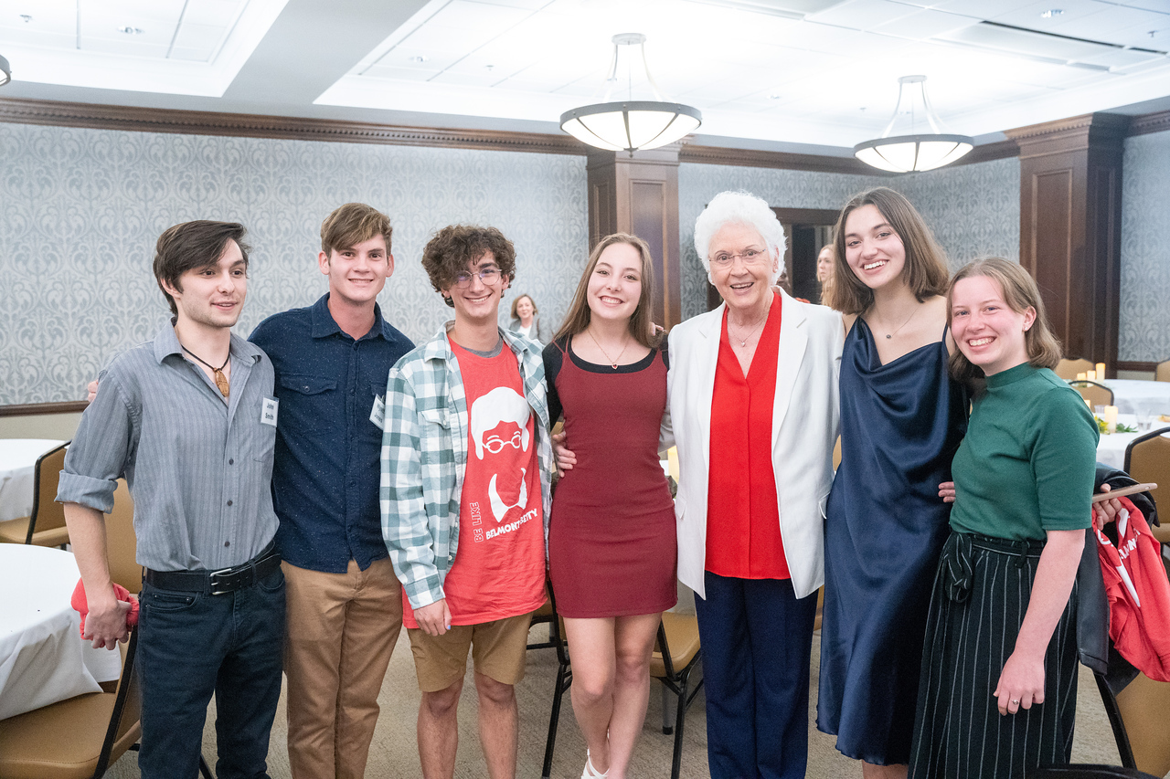 Belmont Women’s Basketball pioneer Betty Wiseman was the 2022 recipient of the “An Honorable Life” award from Belmont’s Honors Program. The dinner and awards ceremony, held Oct. 10 at Belmont, stems from a course with the same name, an interdisciplinary seminar for first-year Honors Program students. The course looks at the question, “What does it mean to live an honorable life?”  