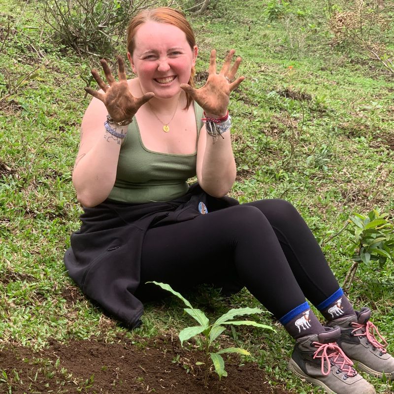 Students plant trees in Costa Rica