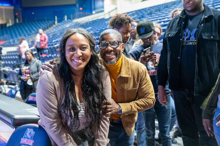 Kirk Franklin posing with Belmont staff